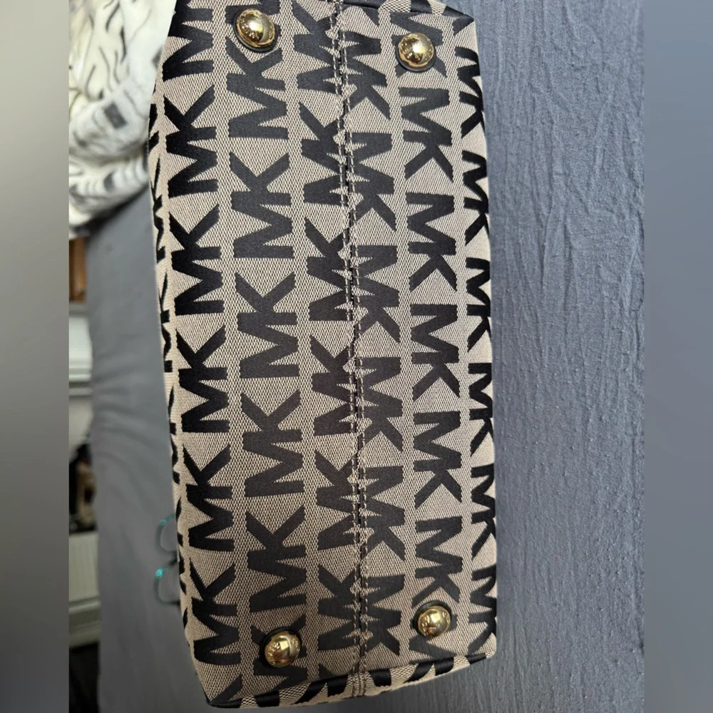 Michael Kors Signature Black and Tan Tote - Picture 9 of 16